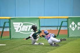 为什么外野手在追球时需要用余光判断自己离全垒打墙的距离